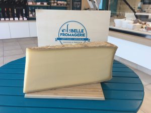 FROMAGE ITALIEN avec TRUFFE NOIRE d'ÉTÉ forme entière FROMAGES ITALIENS  PRODUITS